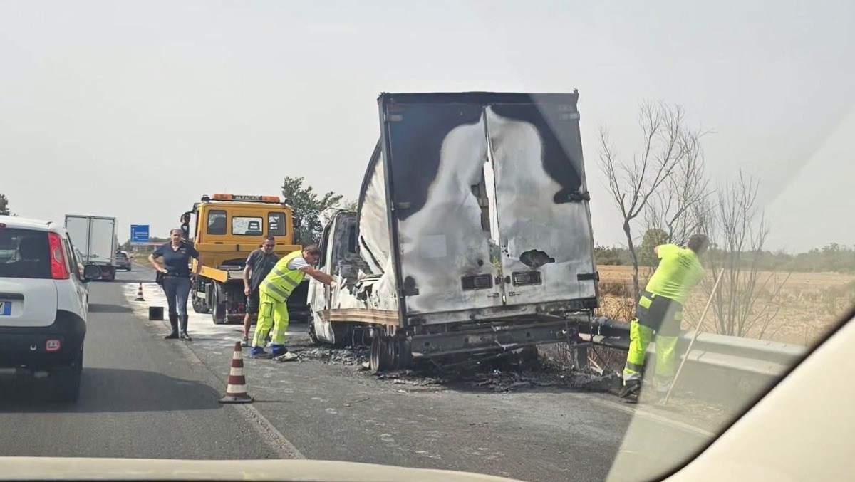 Camion in fiamme sulla Pontina, al lavoro per ripristinare la viabilità - 