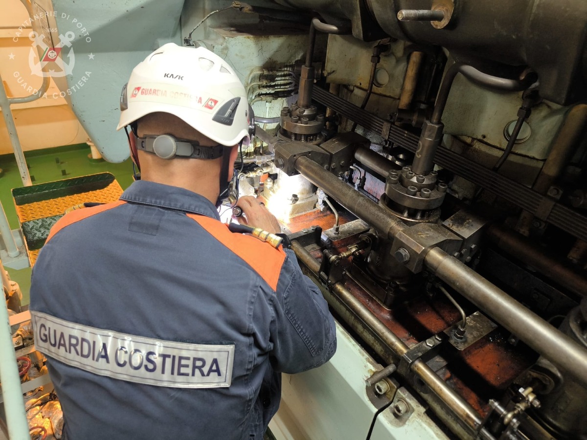Fermo amministrativo per una nave mercantile nel porto di Terracina  - 