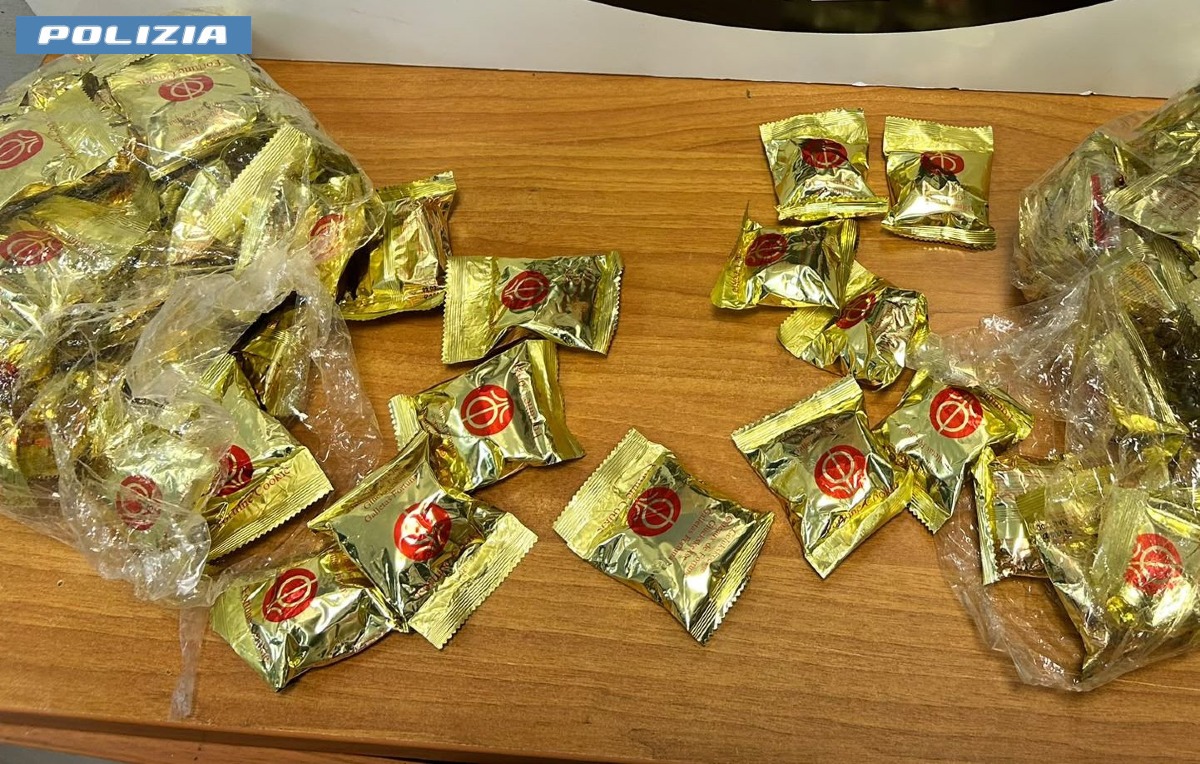 Cocaina nascosta nei biscotti della fortuna, 5 chili di droga sequestrati a Fiumicino - 