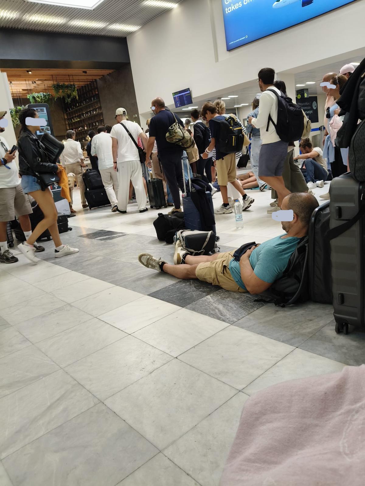 Mykonos, passeggeri lasciati in aeroporto. La disavventura anche per due giovani di Aprilia - 