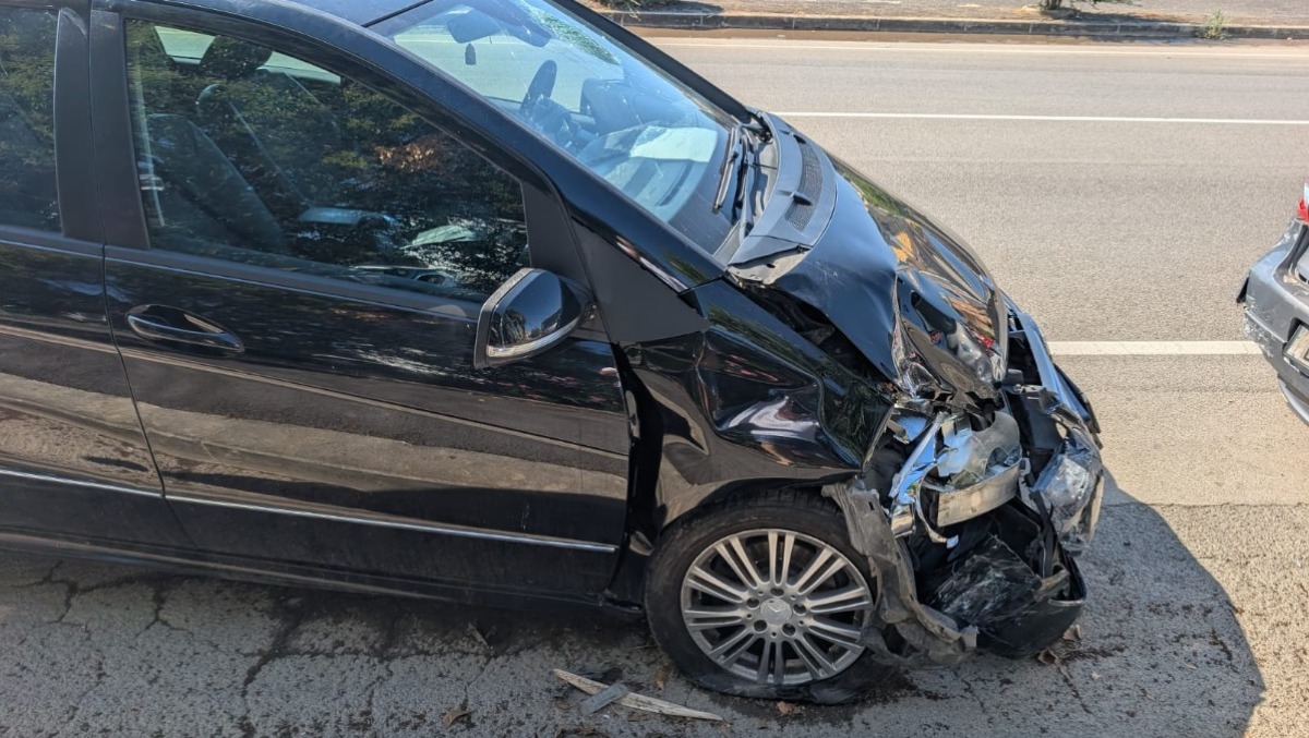“Aprilia terra di nessuno?” due auto incidentate abbandonate in strada da 20 giorni. E nessuno interviene. - 
