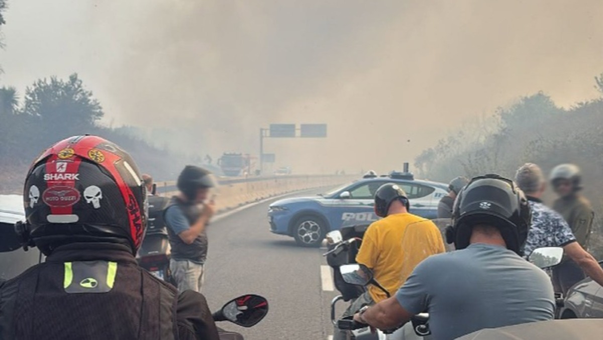 Pontina invasa dal fumo, per un incendio all’altezza Tor De Cenci. - foto dalla pagina Facebook "I Pendolari della Pontina"
