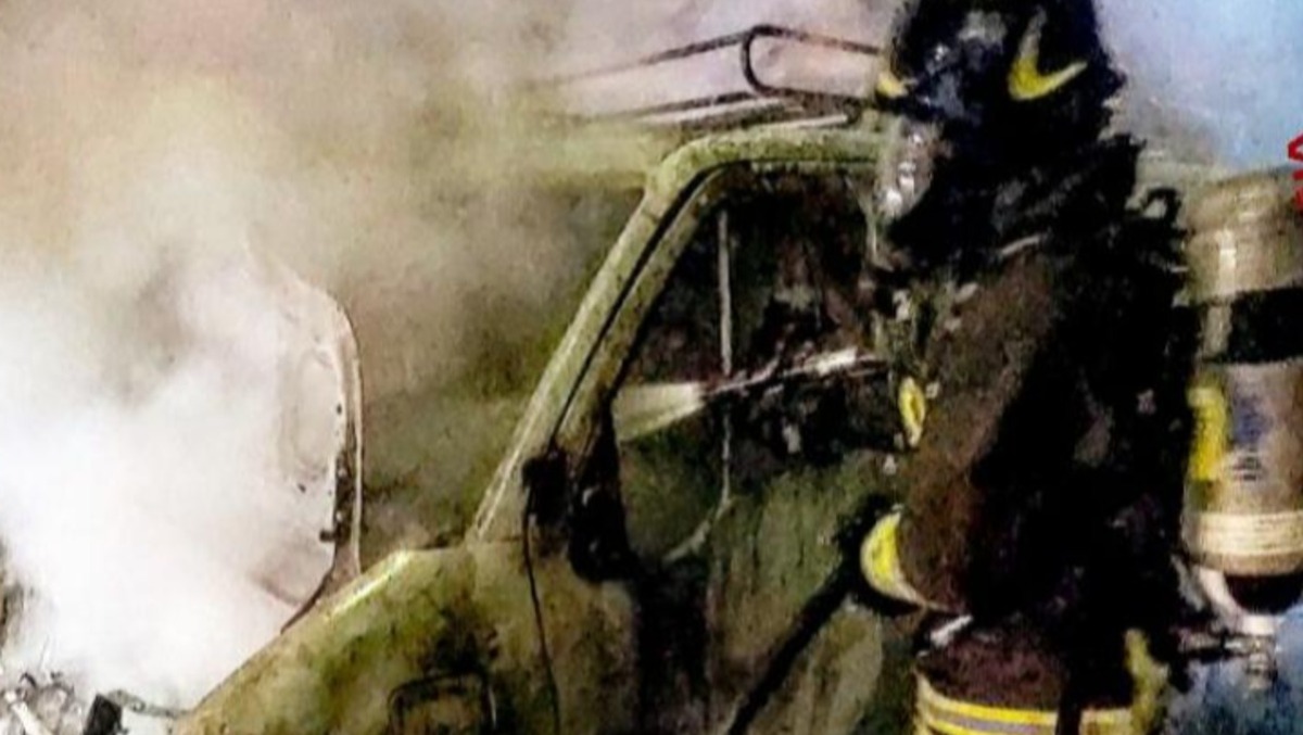 Auto in fiamme ad Aprilia, in periferia. Intervento dei vigili del fuoco - 