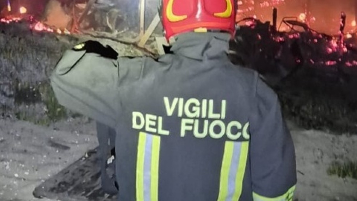 Auto distrutta dalle fiamme a Latina, indagini al Piccarello - 