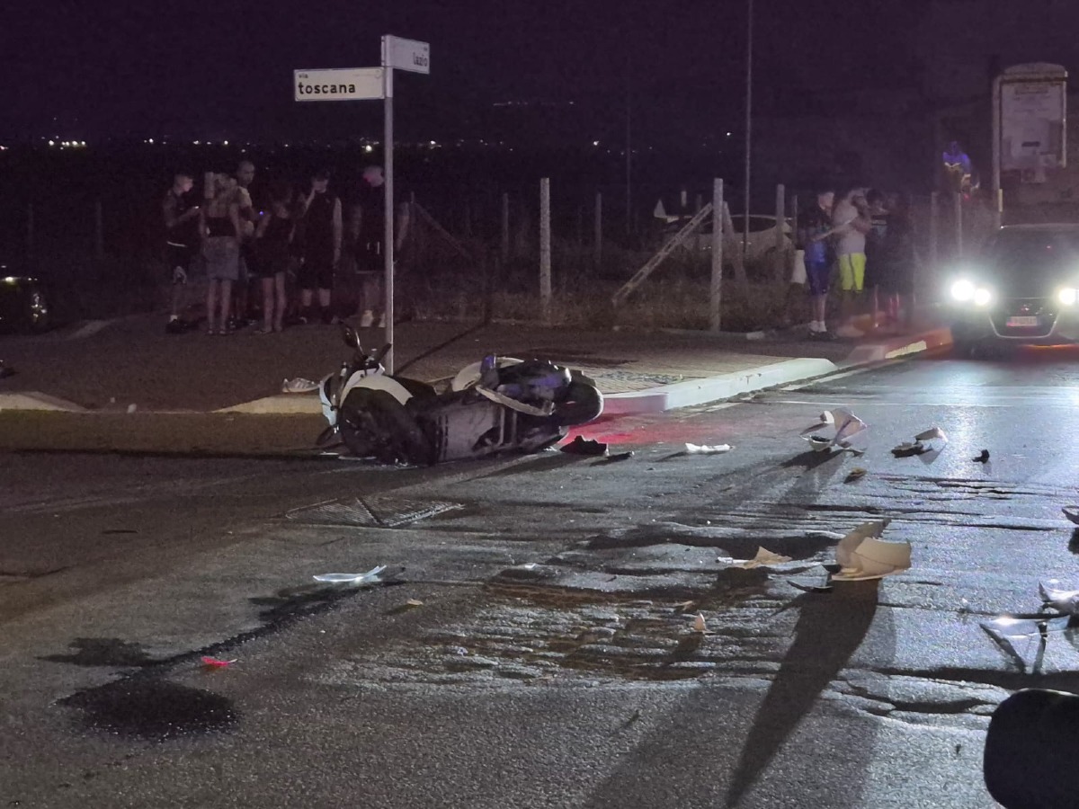 Aprilia, in fuga dopo aver rapinato un giovane poi l'incidente in via Lazio - 