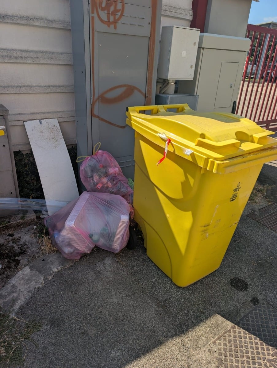 Raccolta carta_plastica via Meucci Aprilia