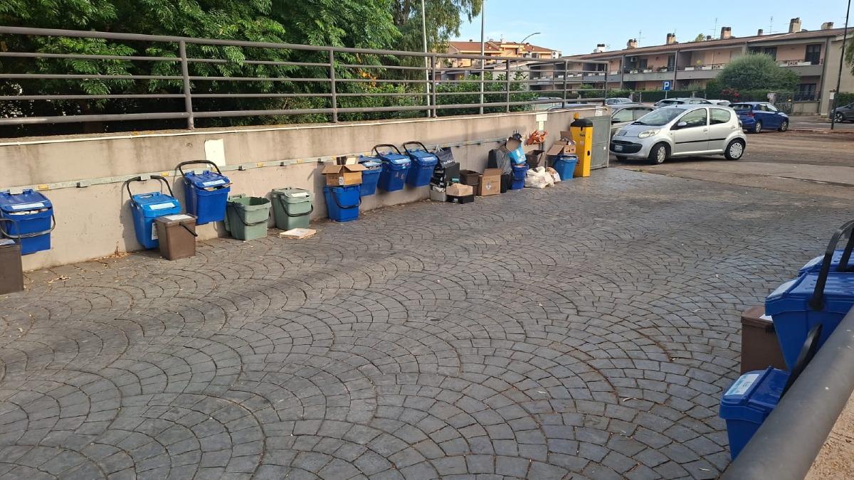 Via Pergolesi Aprilia_carta non ritirata