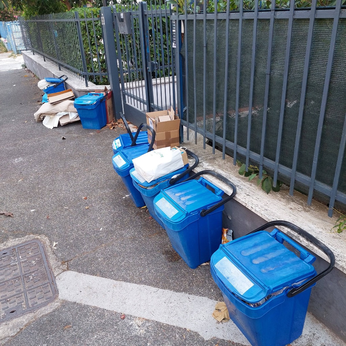 Via Pergolesi Aprilia_carta non ritirata