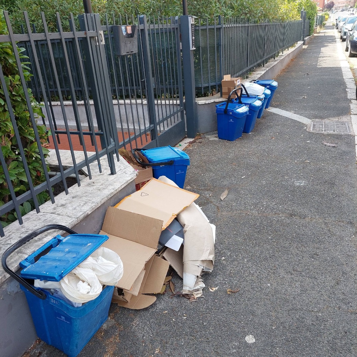 Via Pergolesi Aprilia_carta non ritirata