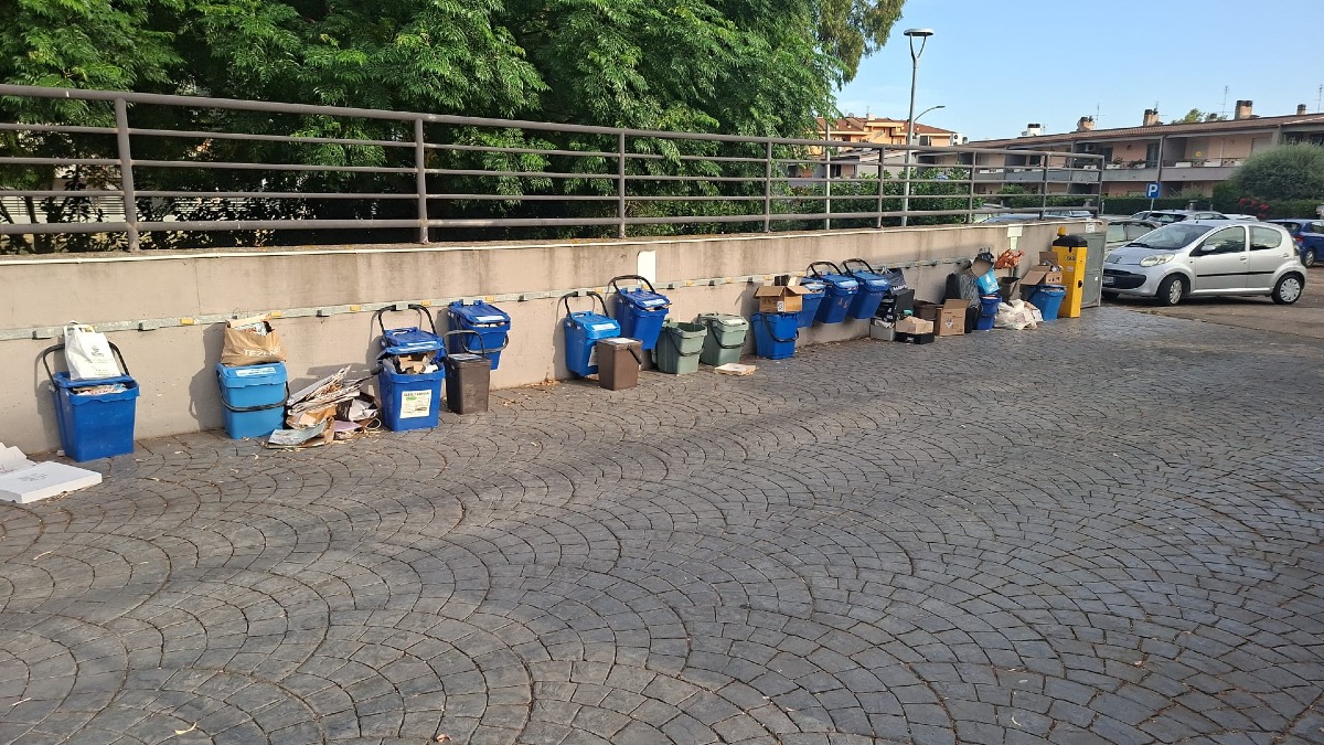 Via Pergolesi Aprilia_carta non ritirata
