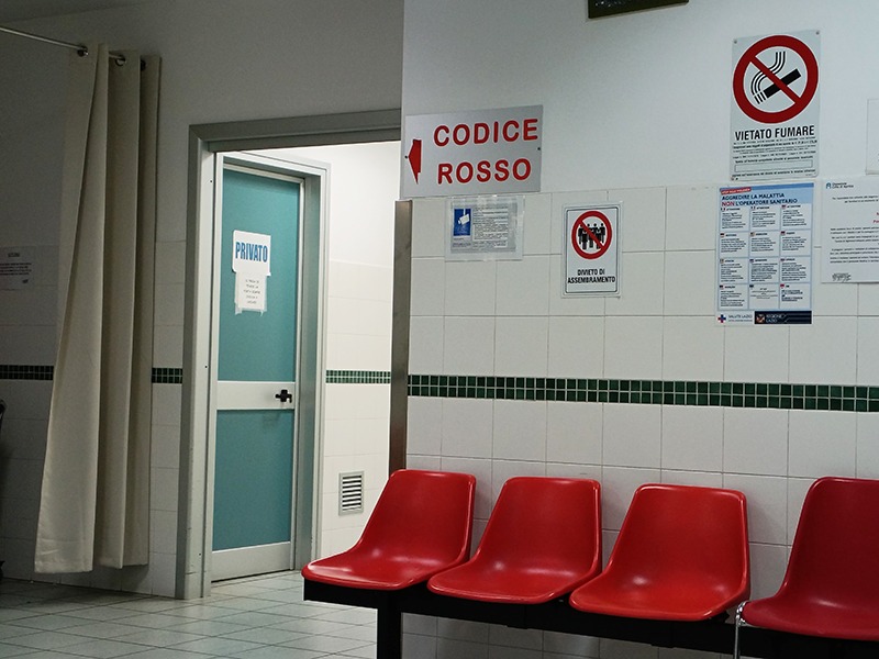 Tensioni al Pronto Soccorso di Aprilia: il paziente muore, decine di familiari invadono la sala d’attesa. - 