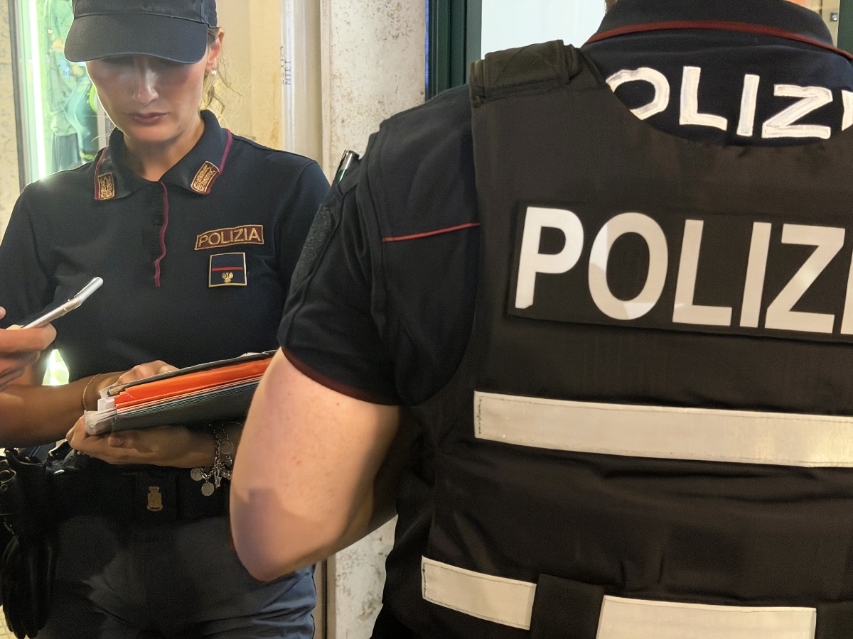 SANTA PALOMBA: SORPRENDE COINQUILINO AD ABUSARE DELLA FIGLIA MINORE.  - 