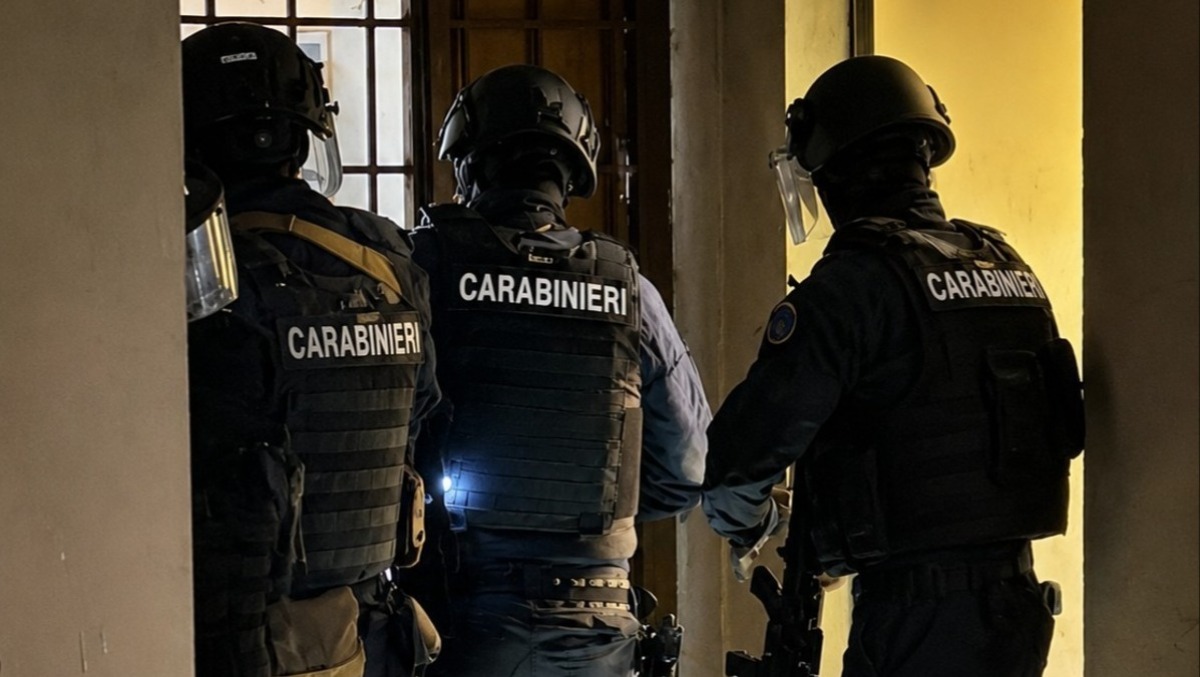 Droga, armi e allacci abusivi: blitz dei Carabinieri in via Singen a Pomezia: 3 arresti e 6 denunce. - 