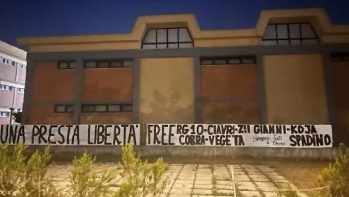 Latina, striscione pro-clan comparso davanti ad una scuola. Libera: “un segnale d’allarme”. - 