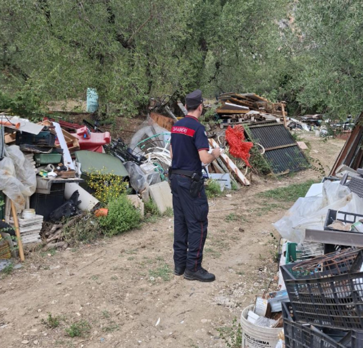 Getta rifiuti speciali in un'area in un terreno privato a Spigno Saturnia, denunciato - 