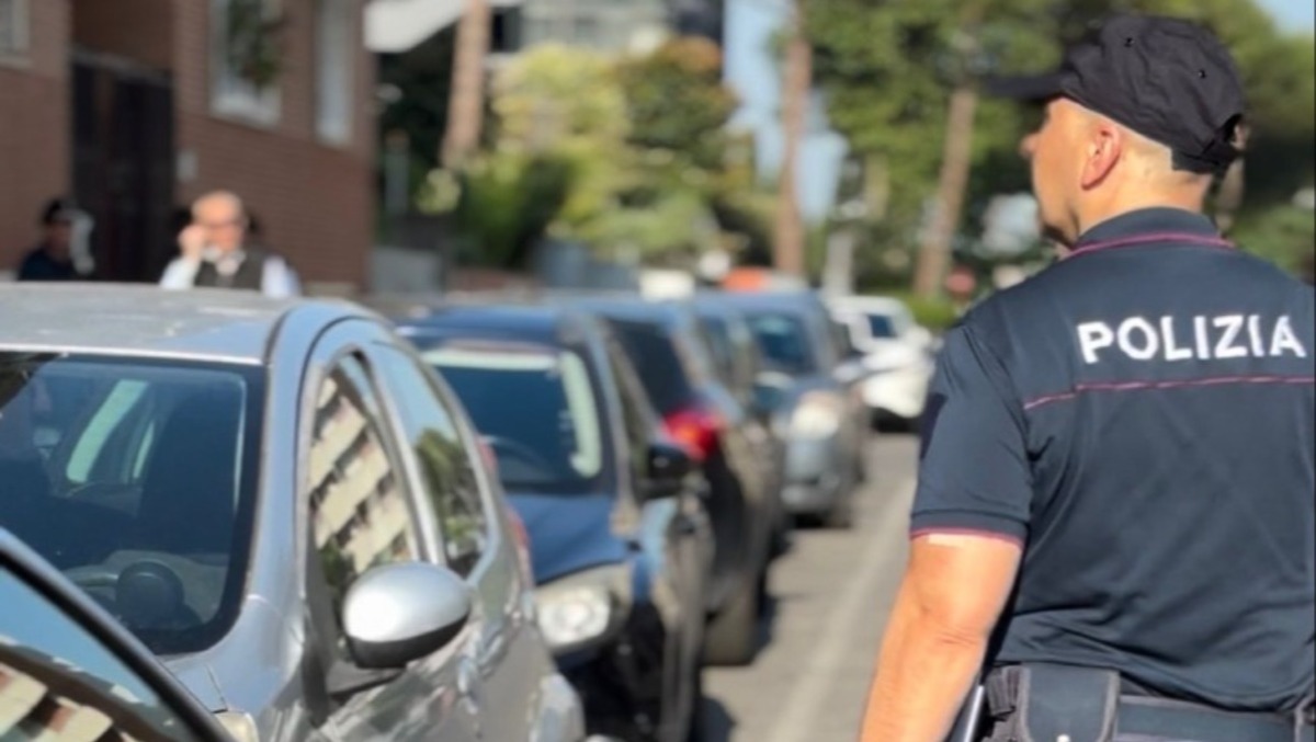 Stalker ossessionato dall'ex collega di lavoro, la segue anche in vacanza: finisce in manette. - 