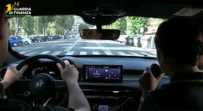 Un chilo di cocaina nel doppiofondo: la Finanza arresta due corrieri vicino al Raccordo. - 