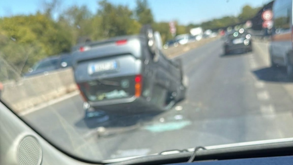 Pontina, auto si ribalta in direzione Roma - 