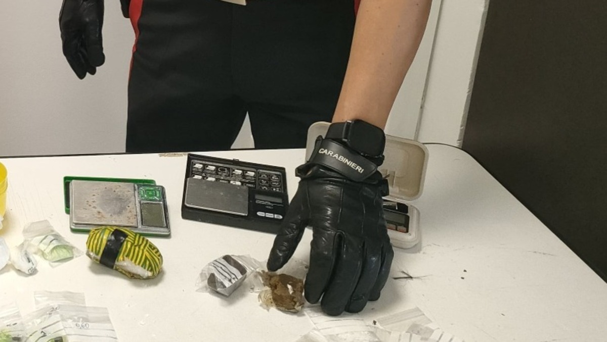 Spacciava nel cuore di Nettuno, 39enne arrestato dai Carabinieri. - 