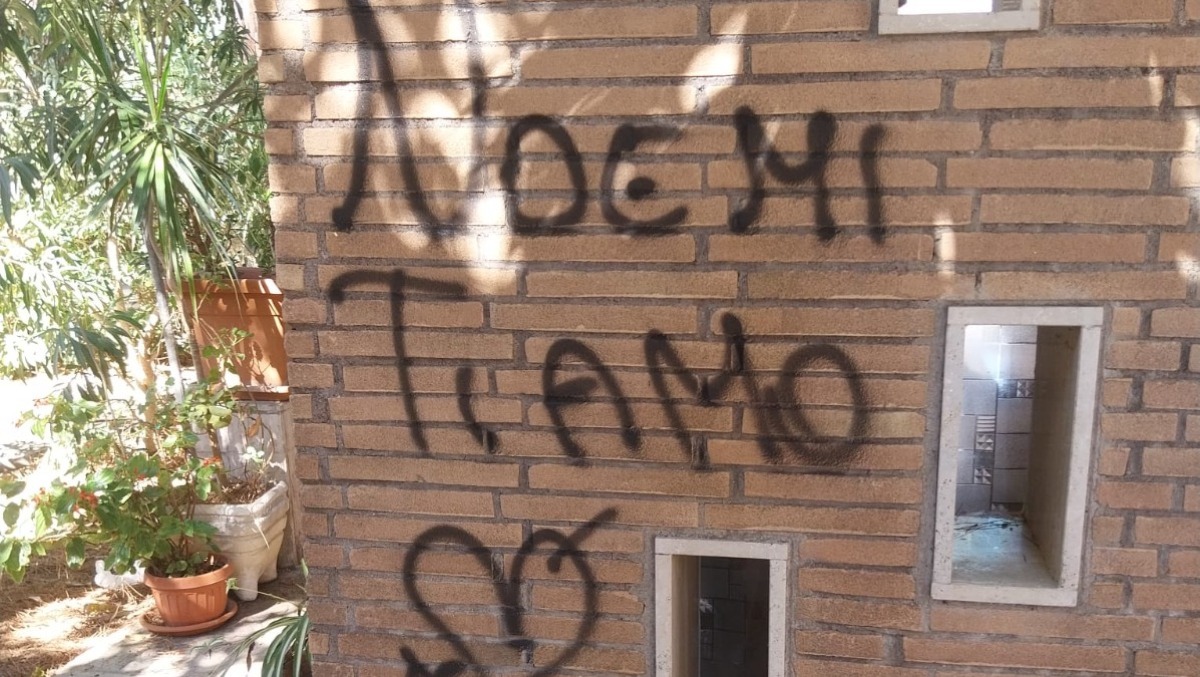 Aprilia, sfregio alla cappella votiva della Pinetina di via Oleandri. "Subito le telecamere". - 