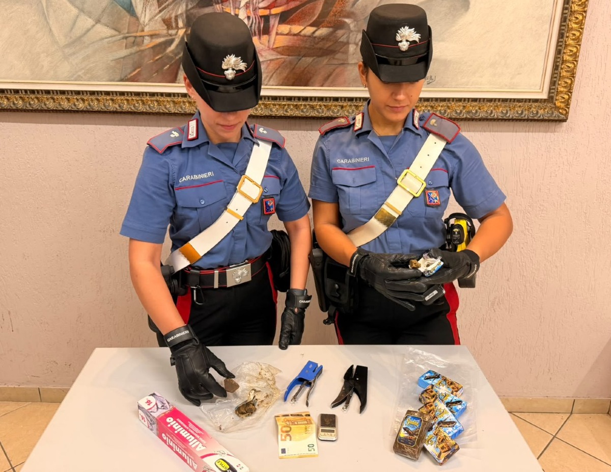 Anzio - In arresto pusher 21enne, in casa e addosso mezzo chilo di droga - 