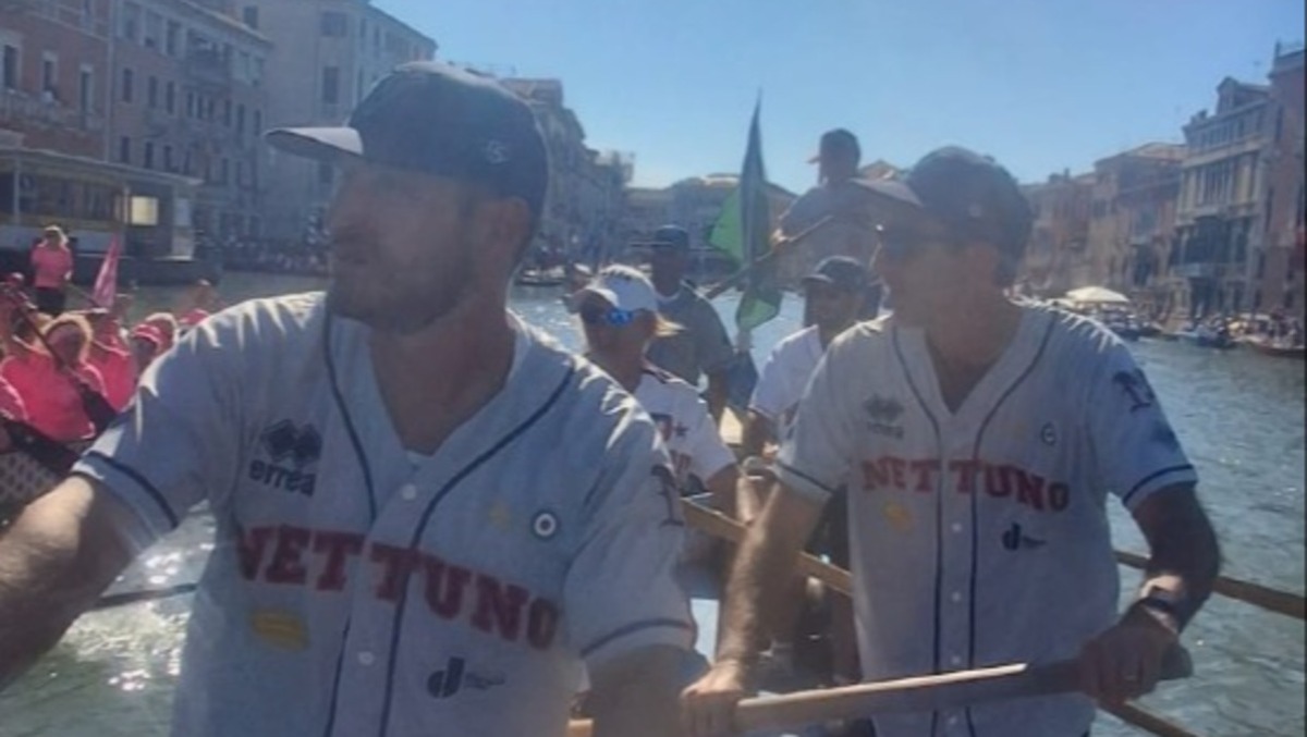 Successo dei remieri di voga veneta Nettuno-Anzio alla storica Regata di Venezia.  - 