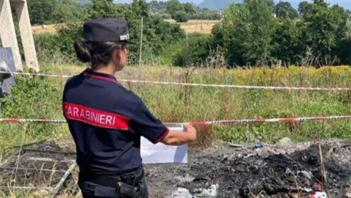 Materassi e rifiuti tessili in fiamme: il “responsabile” denunciato dai Carabinieri Forestali di Priverno.  - 