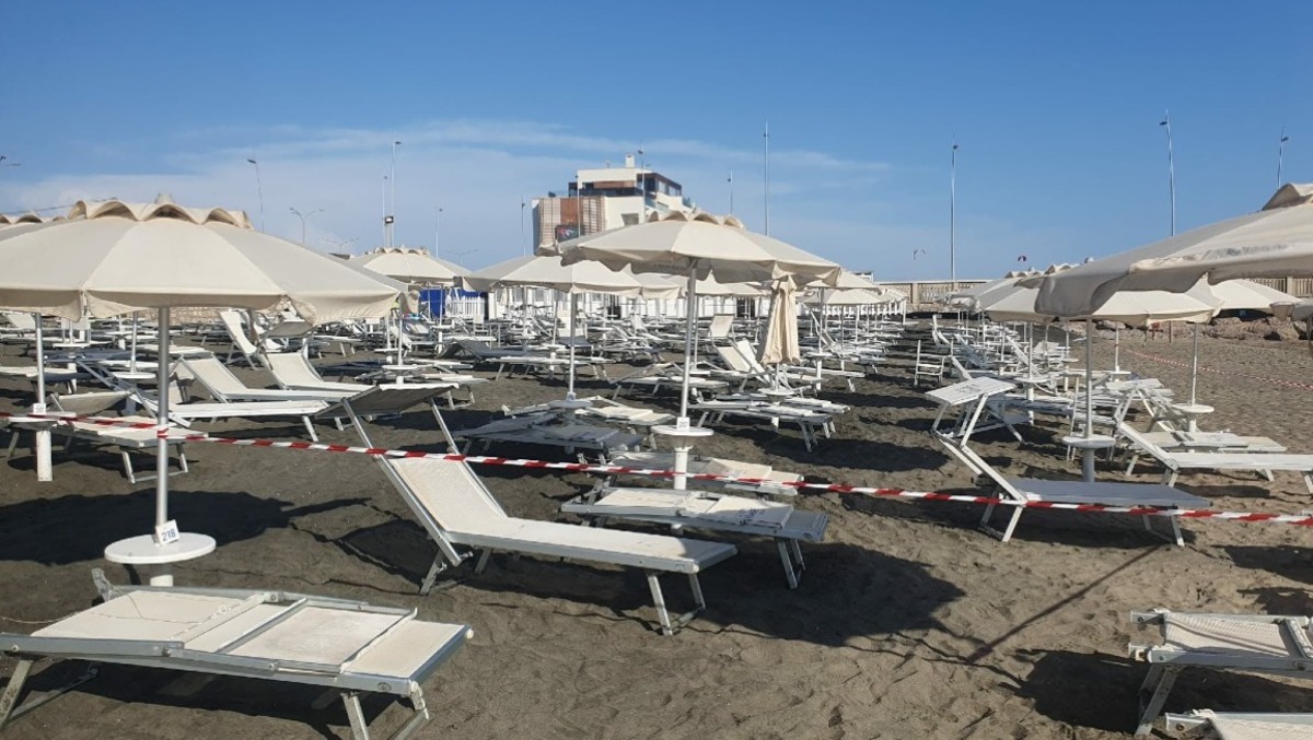 Latina, ombrelloni sotto sequestro a Capoportiere: tegola sul Miramare dopo 20 anni di convenzione. - 