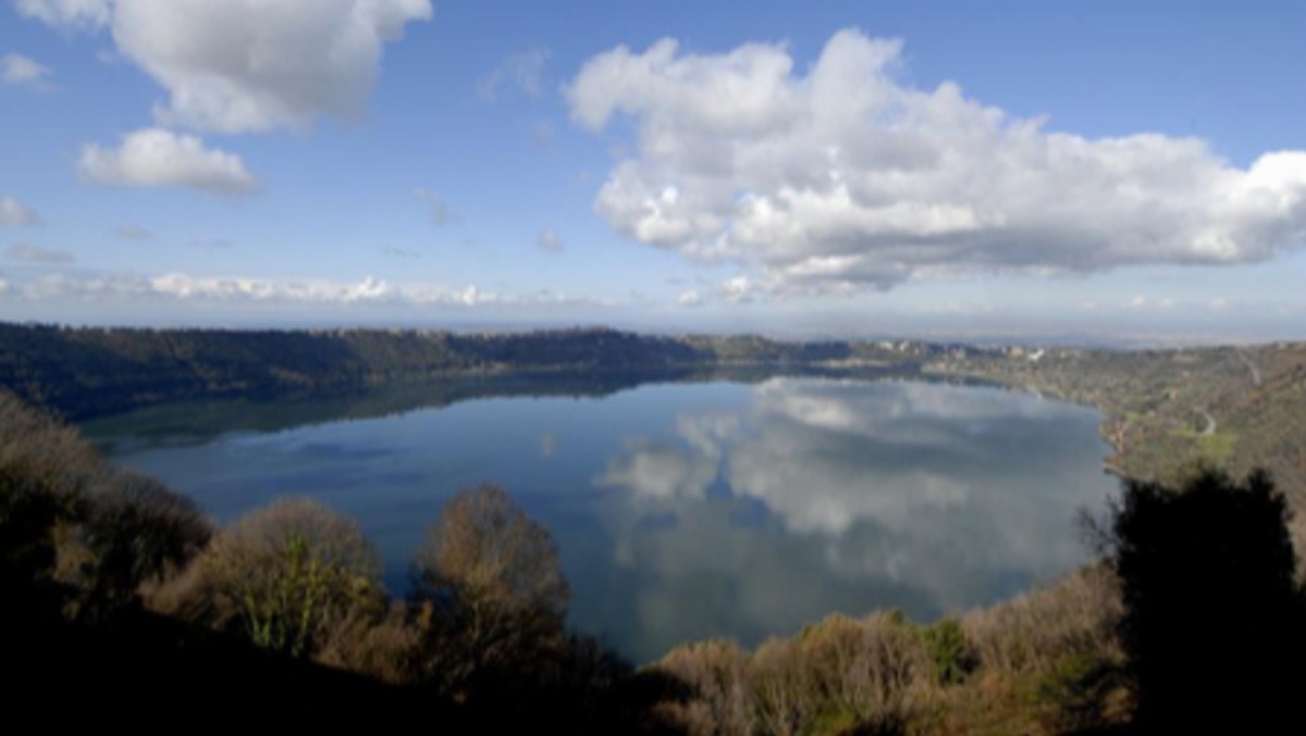 Tragedia al Lago Albano: 19enne in vacanza muore per un malore mentre fa il bagno. - 