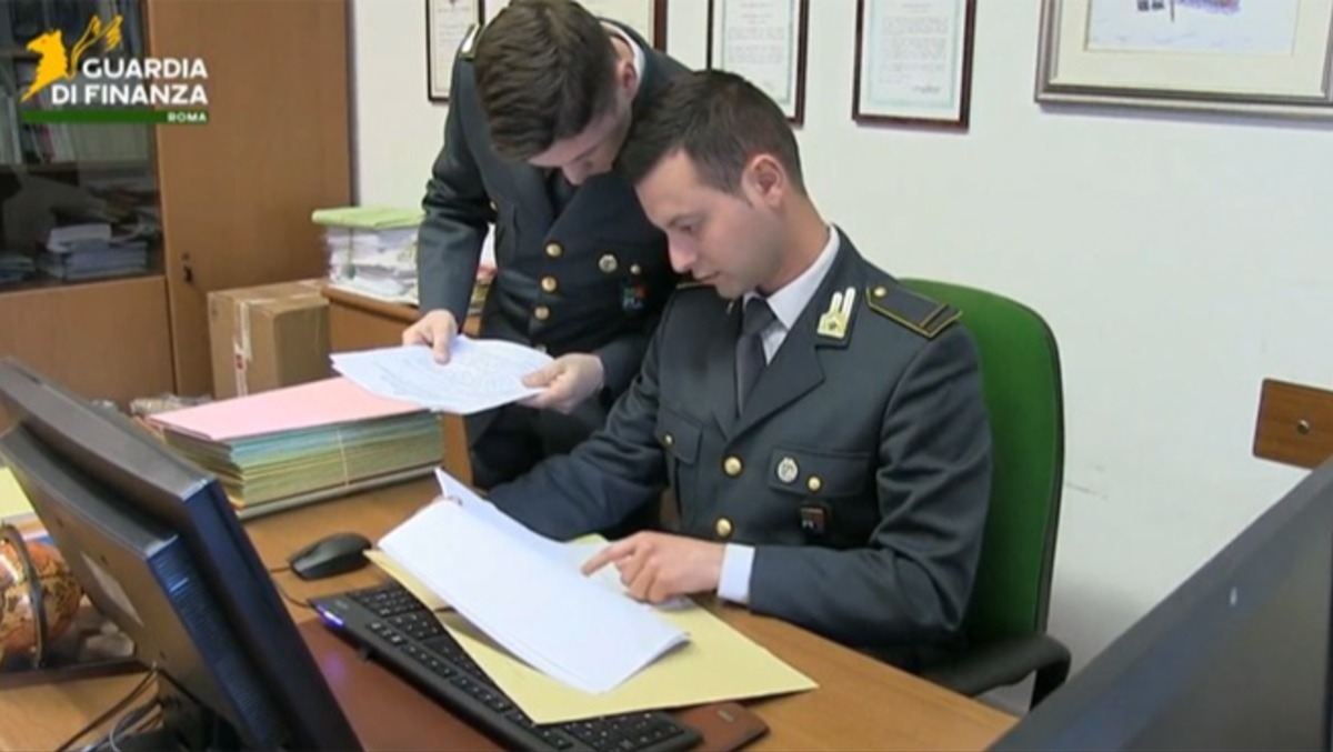 Call center e radio nel mirino della Finanza: scoperti 468 dipendenti irregolari nella Capitale. - 
