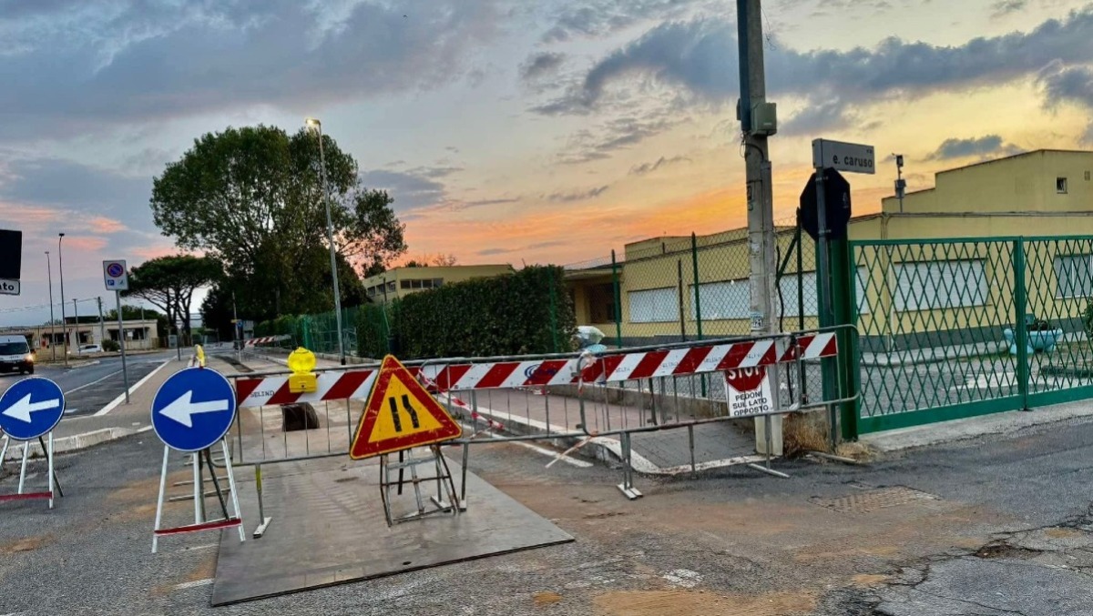 Aprilia, cantiere aperto davanti alla scuola a pochi giorni dalla campanella. - 