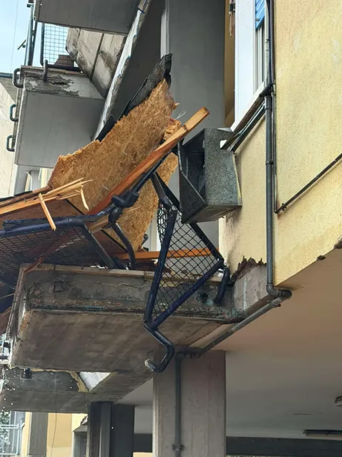 Aprilia - Terrazzino spazzato via dal maltempo in via Guido Rossa - 