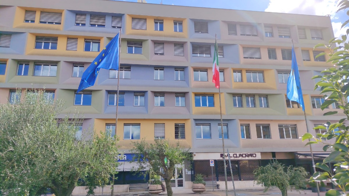 Aprilia, le nuove bandiere della scuola "Gramsci" sventolano sulla nuova "casa". - 