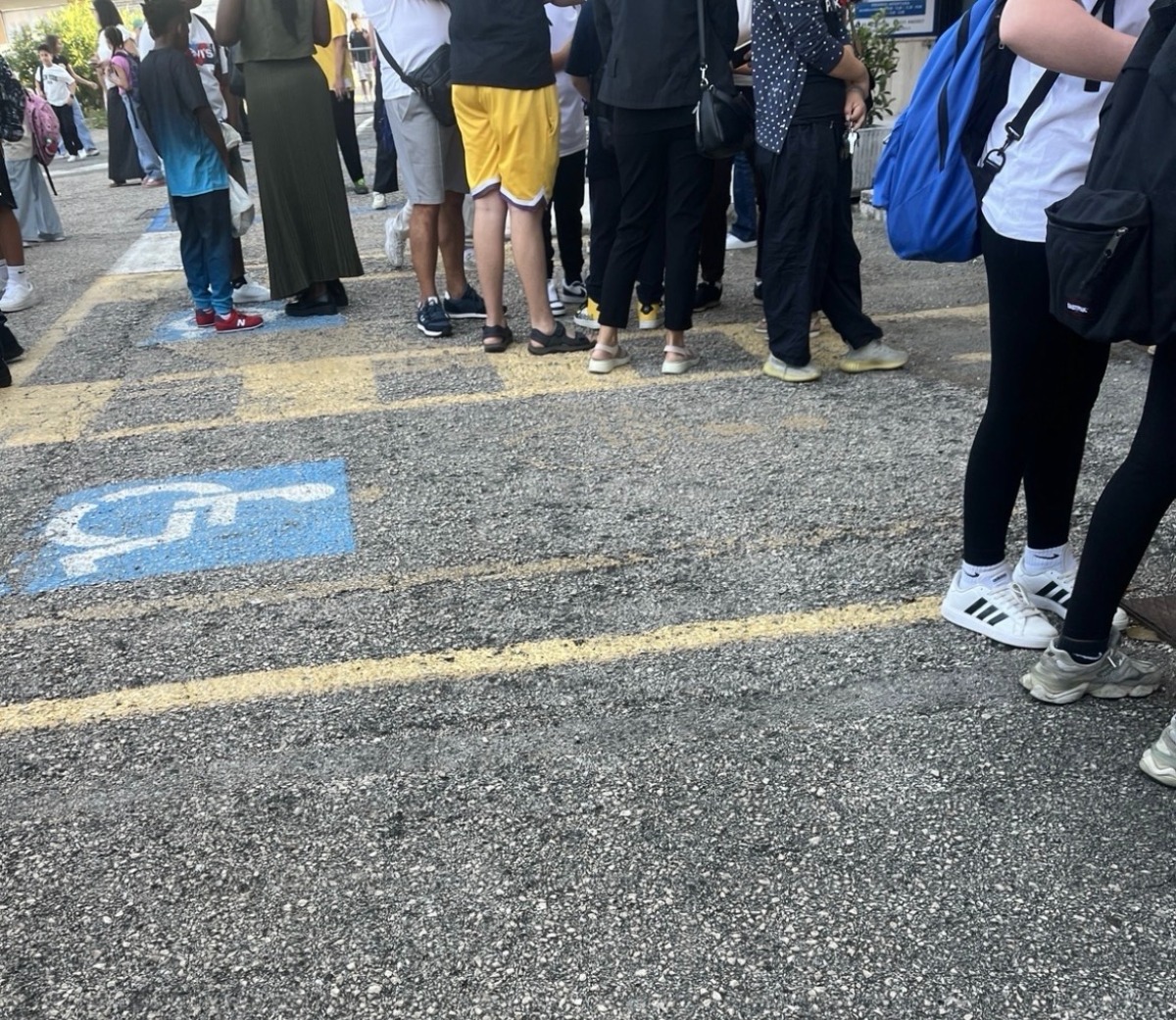 Aprilia - Piazza dei Bersaglieri: "quattro stalli disabili dentro il caos dell’ingresso scolastico" - 