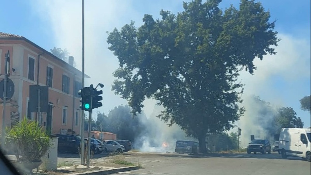 Fiamme nel cuore del borgo di Campoverde, ad Aprilia. - 