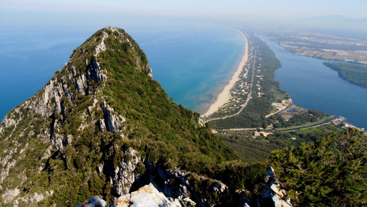 Smarriti sul promontorio del Circeo: salvati con l’elicottero, ma la gita finisce con la multa. - 