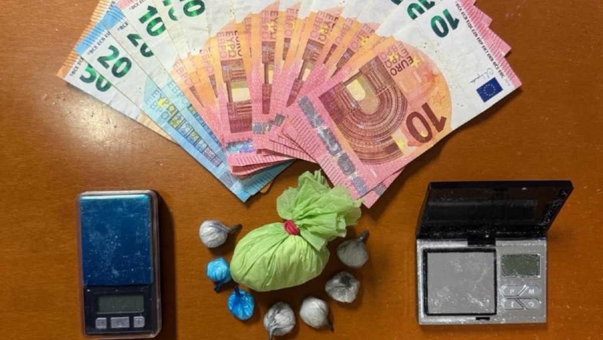 Dalla dependance di un hotel sulla Pontina alle consegne in bici: la Polizia sgomina una rete di pusher. - 