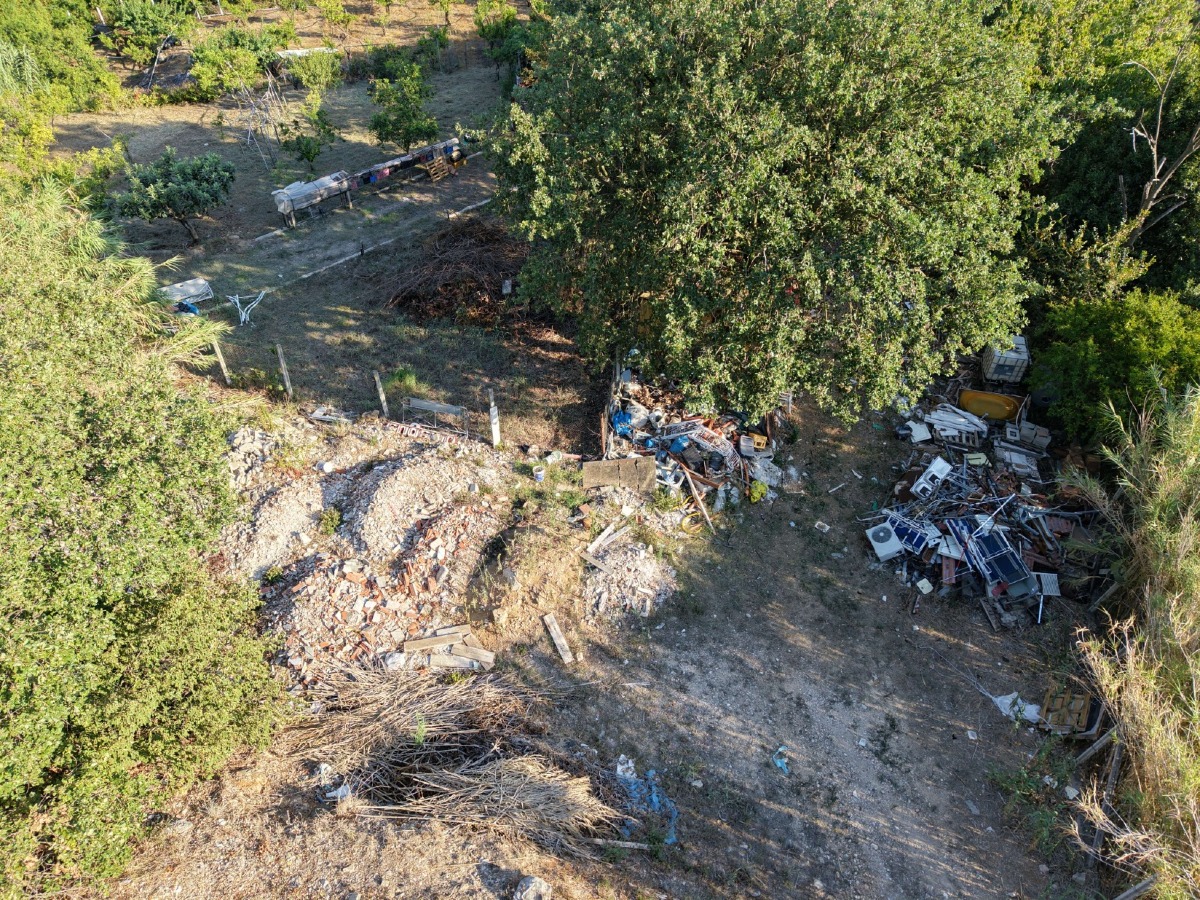Fondi, scoperta discarica abusiva nelle campagne: sequestrati 1.000 metri quadrati - 