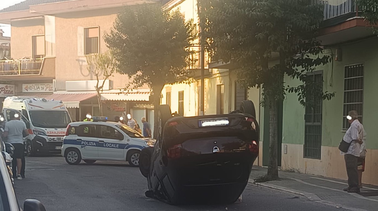 Aprilia - Auto si ribalta in pieno centro, caos in via Galilei - 