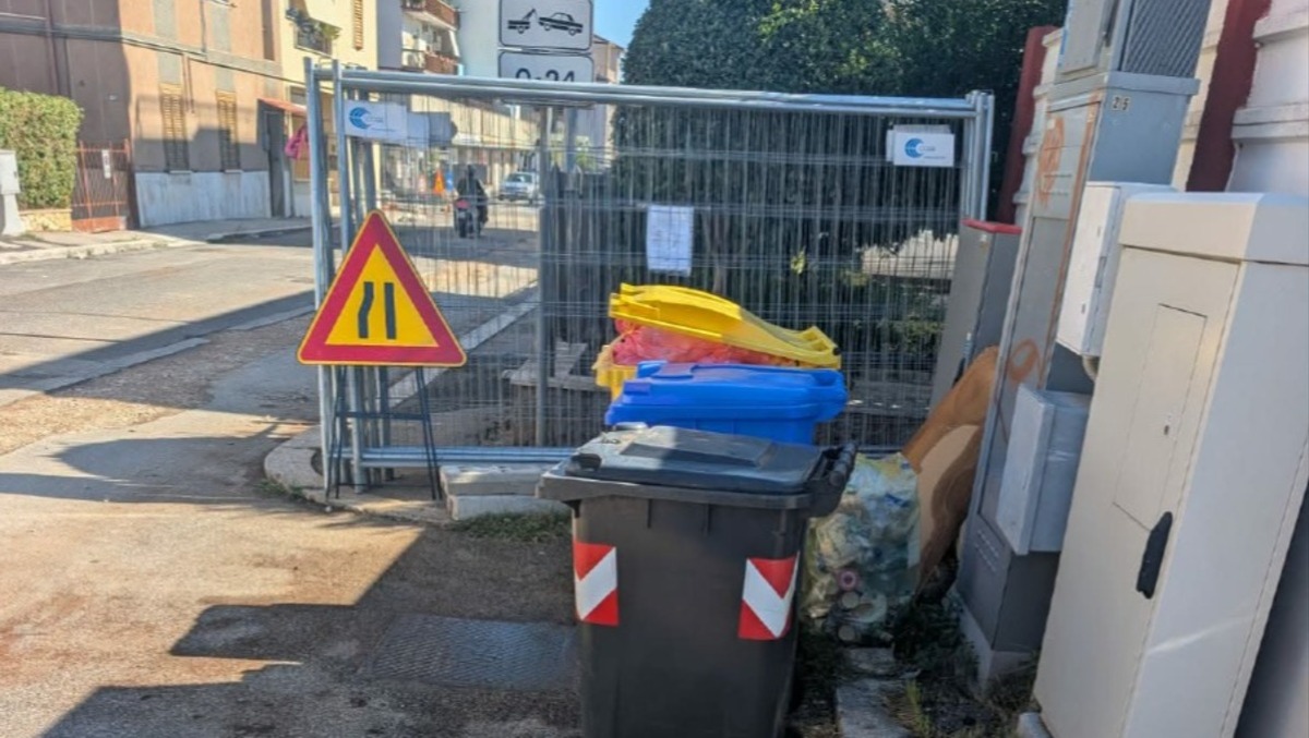 Aprilia, da 7 giorni carta, indifferenziata e plastica sul marciapiede lungo la via. - 