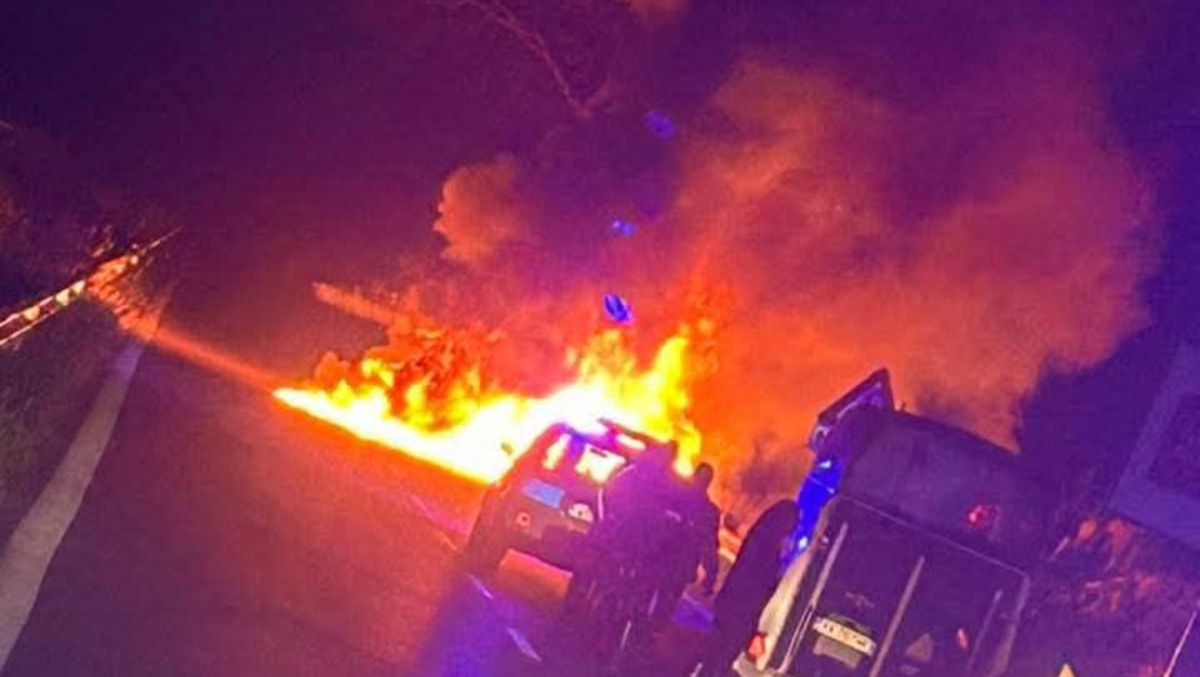 Ferrari si ribalta e va in fiamme sulla Pontina, a Sabaudia: imprenditore salvo per miracolo. - (foto di repertorio)