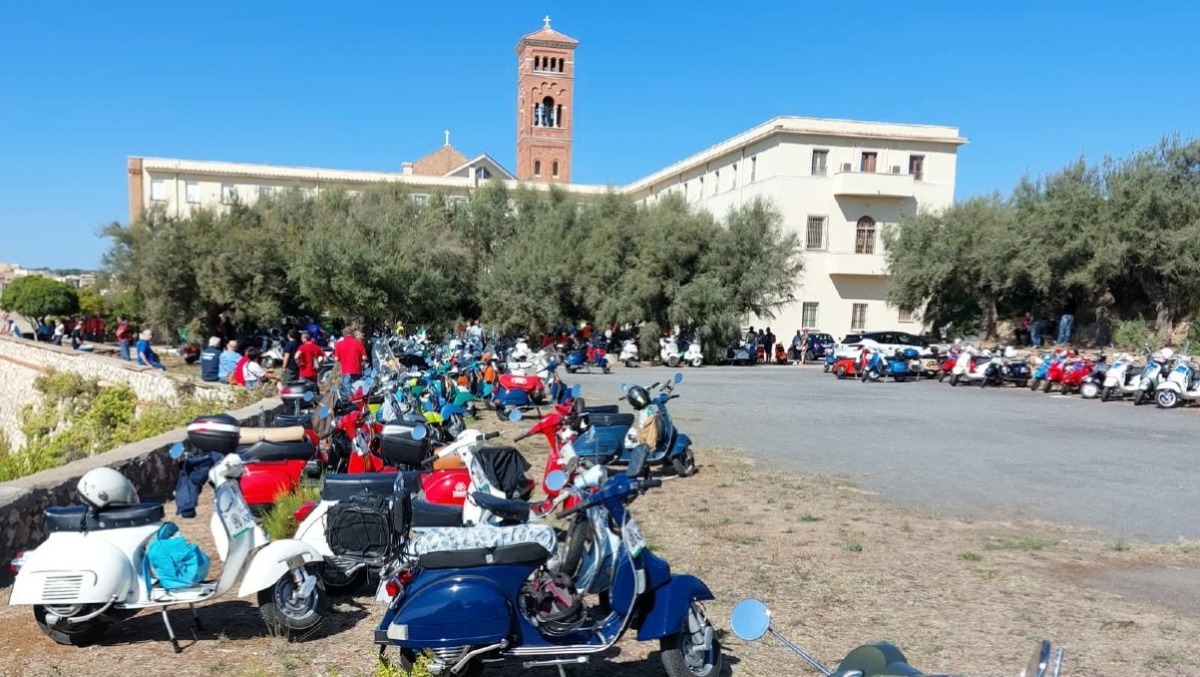 Successo per il raduno del Vespa Club Aprilia per i 90 anni della città, gli 80 della Vespa ed i 30 del club. - 