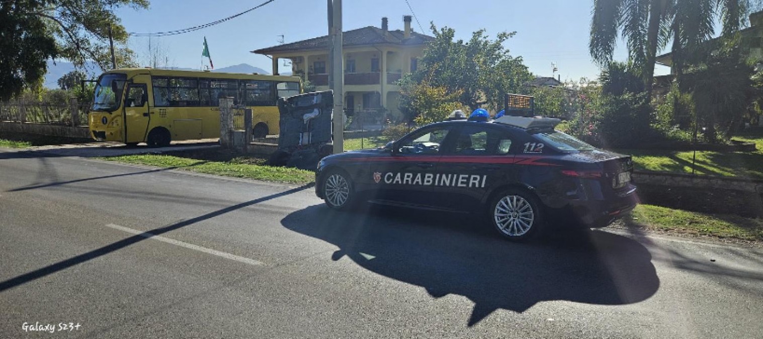 Pontinia, incidente tra scuolabus e auto: tanta paura ma nessun bambino ferito - 