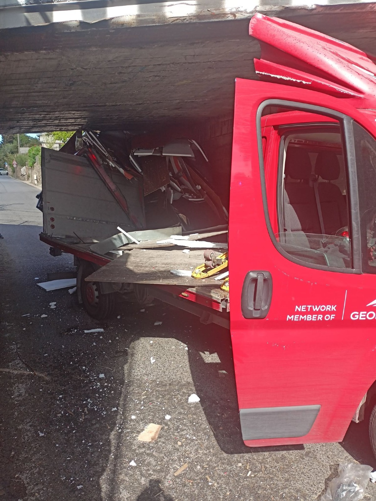 Ariccia, l'incubo del ponte ferroviario colpisce ancora: furgone incastrato in via Ginestreto - 