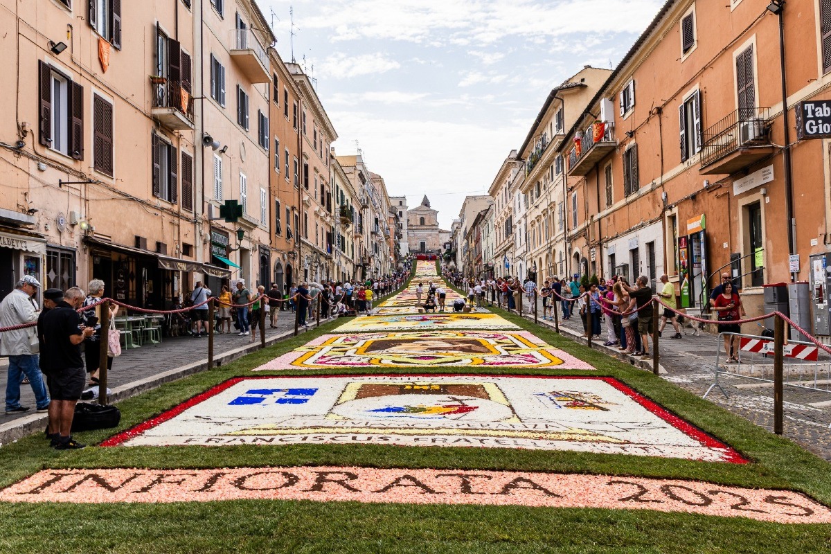 Il Liceo scientifico “Vailati” adotta l'Infiorata di Genzano - 
