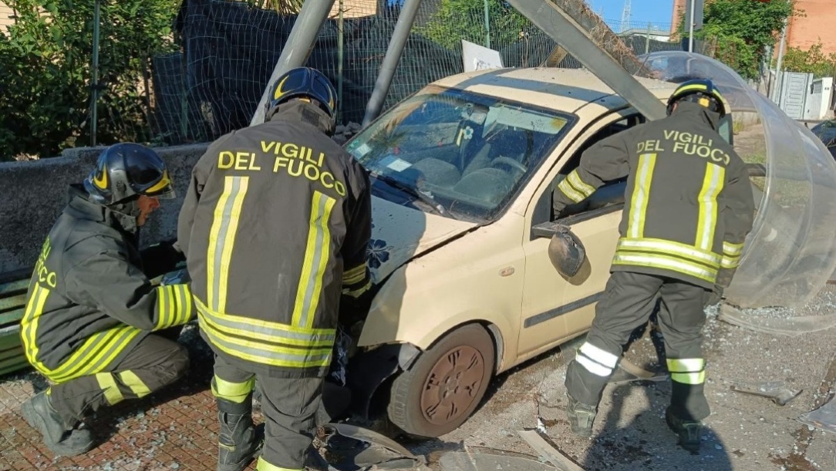 Gaeta, sbanda e piomba con l'auto contro la fermata del bus. - 