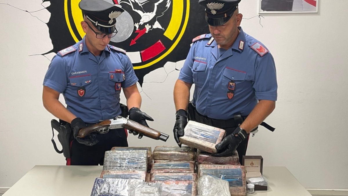 Cisterna, fuga sui tetti e droga dalla finestra: i Carabinieri sequestrano 26 kg di cocaina, Rolex ed armi. - 