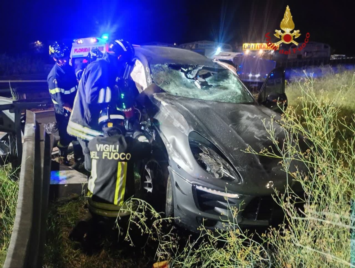 Grave incidente nella notte sul Grande Raccordo Anulare: schianto contro il guardrail, due ragazzi estratti dalle lamiere - 