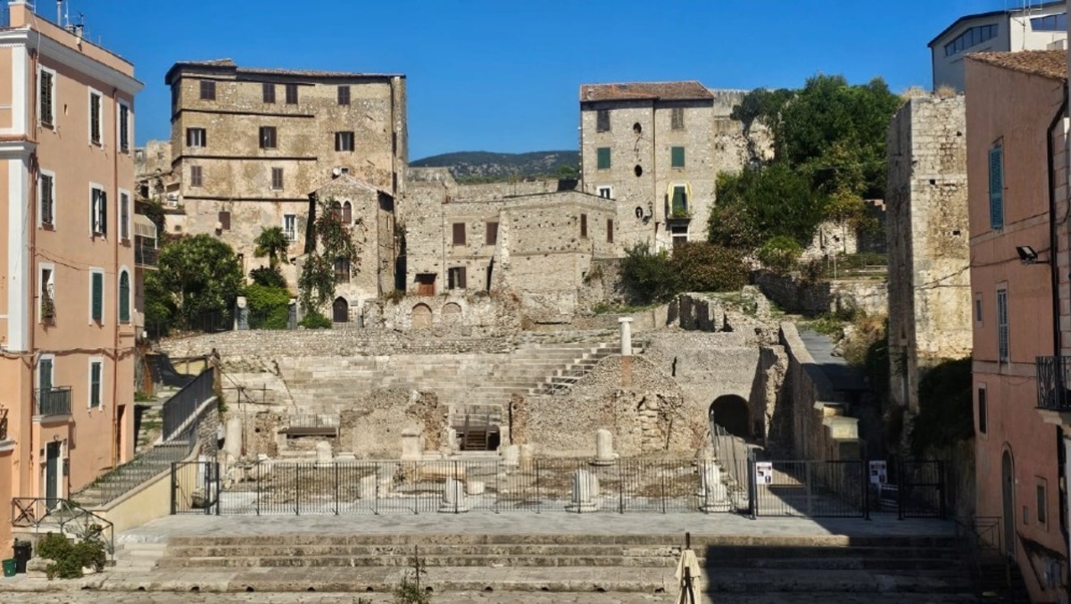 Terracina, quasi 2 milioni di euro per il Teatro Romano: al via i lavori di recupero sulla Porticus. - 