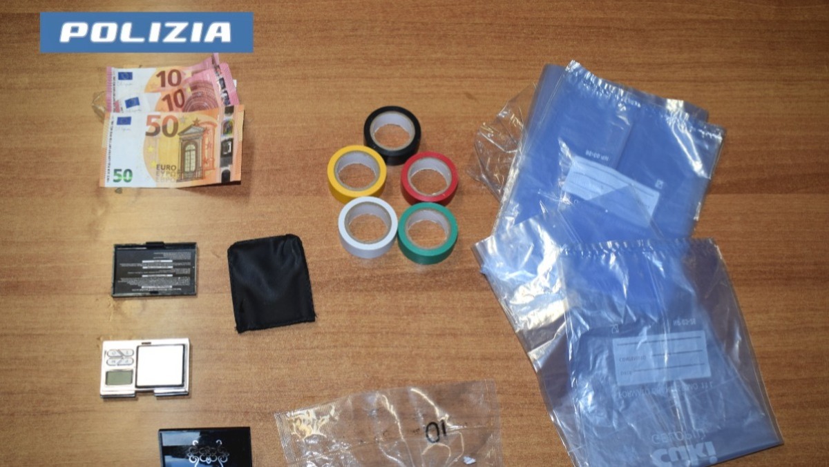 Cisterna, tradito dal continuo andirivieni di clienti: arrestato con la cocaina. - 